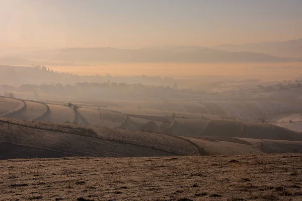 Paisagem de inverno com nevoeiro e poluição — Fotografia de Stock