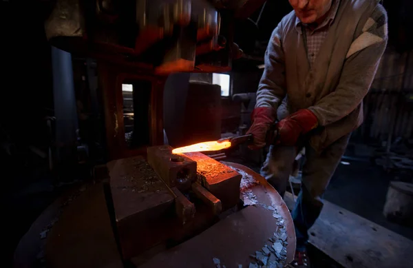 Smeden manuellt smide den smälta metallen — Stockfoto