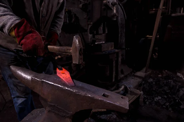 Ferreiro manualmente forjando o metal fundido — Fotografia de Stock