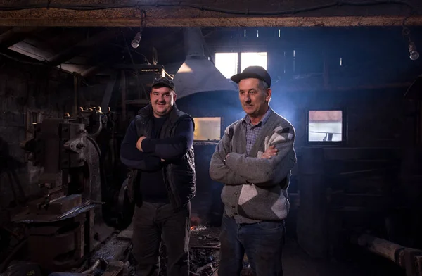 两代人自信的铁匠的肖像 — 图库照片
