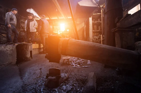 Velho martelo mecânico na oficina tradicional ferreiro — Fotografia de Stock
