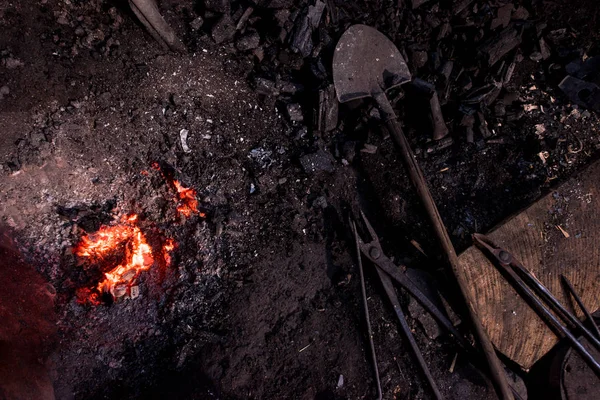 Κορυφαία θέα του παραδοσιακού φούρνου σιδηρουργού με φλεγόμενη φωτιά — Φωτογραφία Αρχείου