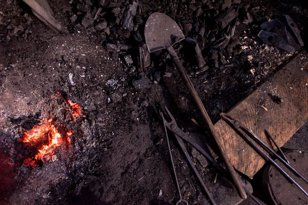 Blick von oben auf den traditionellen Schmiedeofen mit brennendem Feuer — Stockfoto