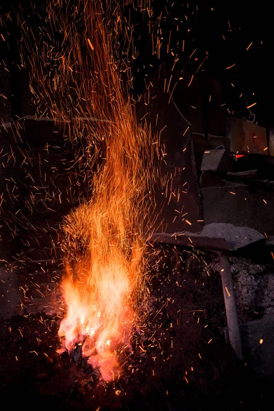 Traditioneller Schmiedeofen mit loderndem Feuer — Stockfoto