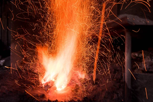 Yanan ateş ile geleneksel demirci fırını — Stok fotoğraf