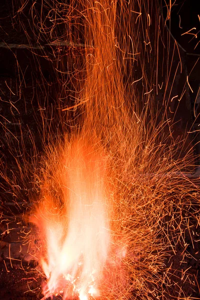 Παραδοσιακός φούρνος σιδηρουργού με φλεγόμενη φωτιά — Φωτογραφία Αρχείου