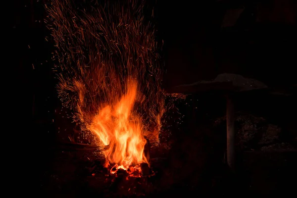 Παραδοσιακός φούρνος σιδηρουργού με φλεγόμενη φωτιά — Φωτογραφία Αρχείου