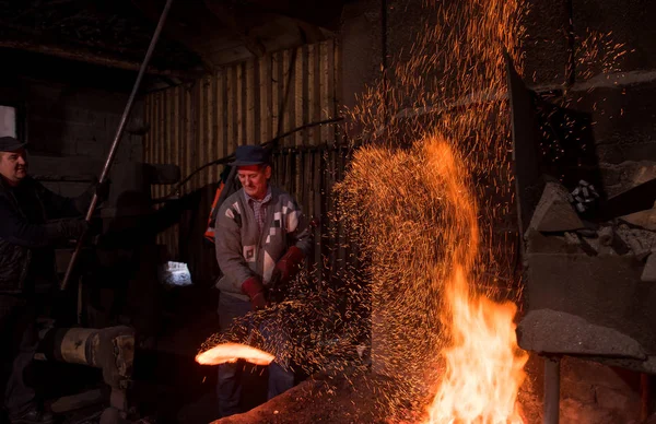 Operai fabbro utilizzando martello meccanico in officina — Foto Stock