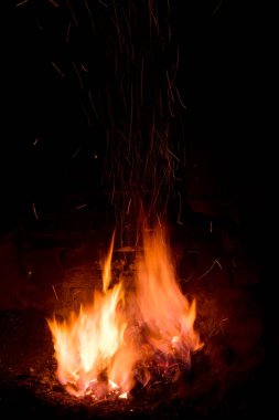Yanan ateş ile geleneksel demirci fırını