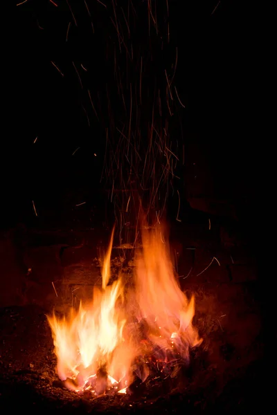 Yanan ateş ile geleneksel demirci fırını — Stok fotoğraf