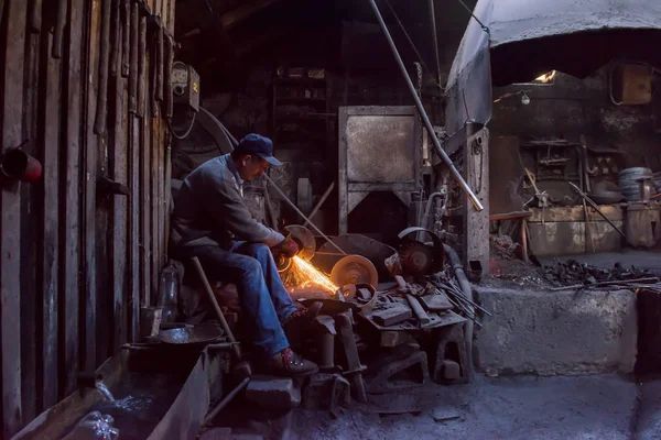 Kowal polerujący wyroby metalowe — Zdjęcie stockowe