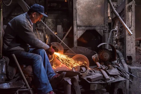 El herrero que pule los productos metálicos —  Fotos de Stock