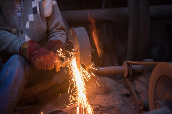 Demirci metal ürünlerini parlatıyor. — Stok fotoğraf