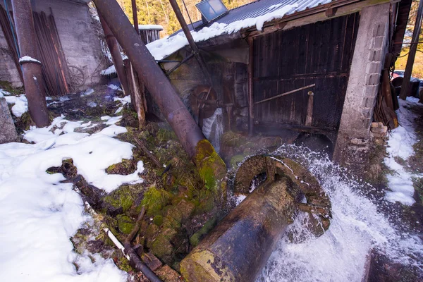 Landsbygdslandskap med gammal vattenkvarn i skogen — Stockfoto