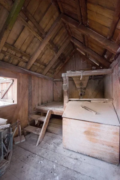 Intérieur du moulin à eau en bois rétro — Photo