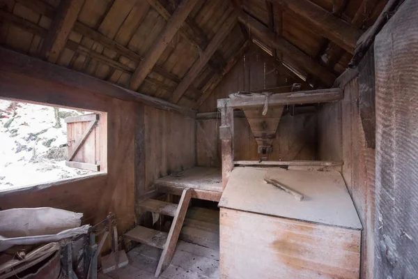 Intérieur du moulin à eau en bois rétro — Photo