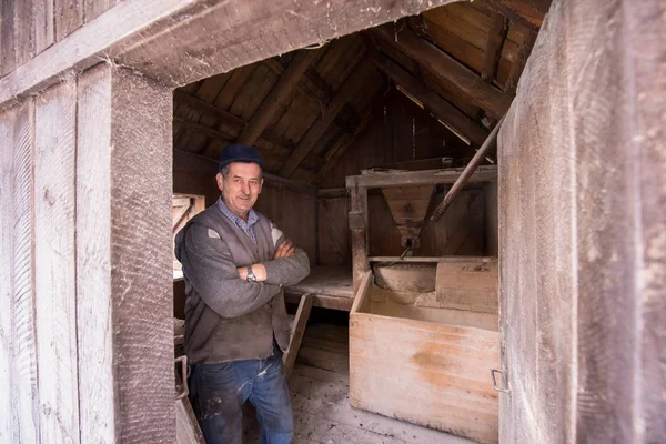 Portrait d'un meunier dans un moulin à eau en bois rétro — Photo