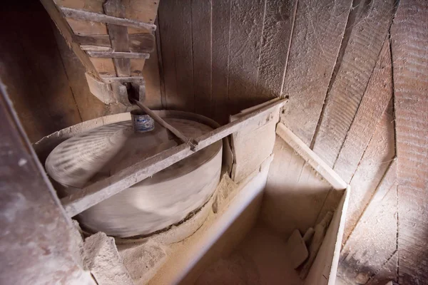 Intérieur du moulin à eau en bois rétro — Photo