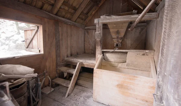 Интерьер ретро деревянной водяной мельницы — стоковое фото