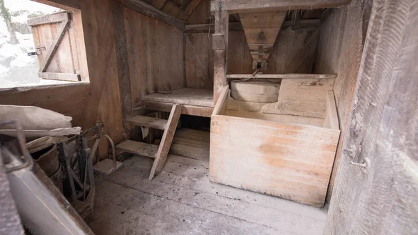 Intérieur du moulin à eau en bois rétro — Photo
