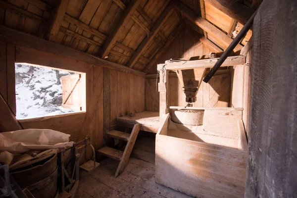 Intérieur du moulin à eau en bois rétro — Photo