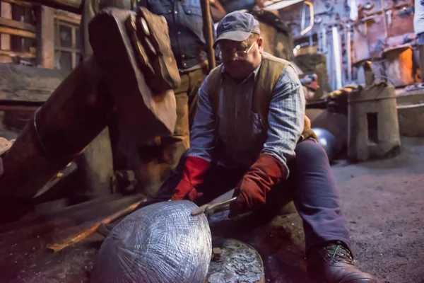 Smid arbeiders met behulp van mechanische hamer op de werkplaats — Stockfoto