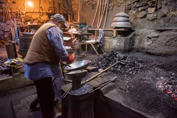 Herrero tradicional forjando manualmente el metal fundido. —  Fotos de Stock