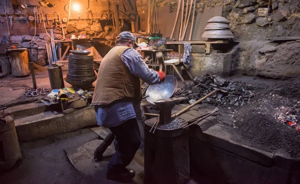 Παραδοσιακό σιδηρουργός σφυρηλάτηση με το χέρι το λιωμένο μέταλλο — Φωτογραφία Αρχείου