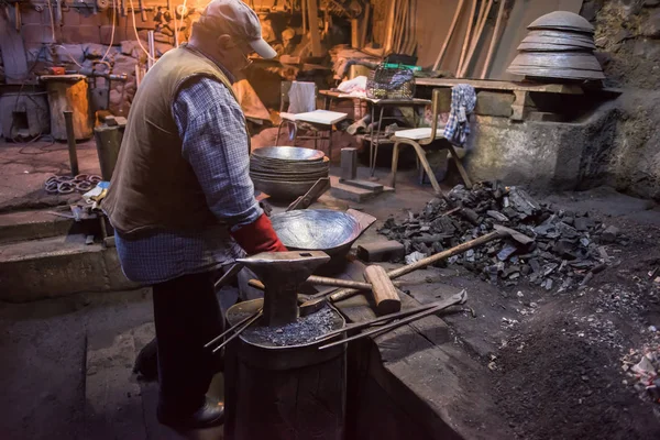 Forgeron traditionnel forgeant manuellement le métal fondu — Photo