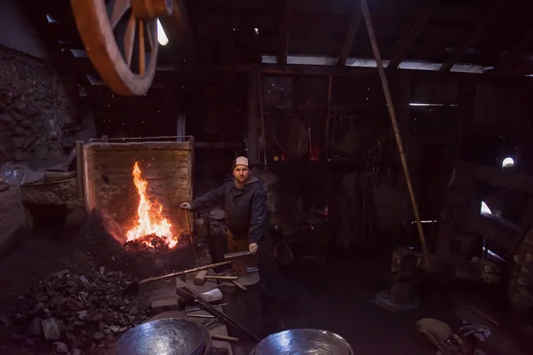 Genç geleneksel demirci açık ateşle çalışıyor. — Stok fotoğraf
