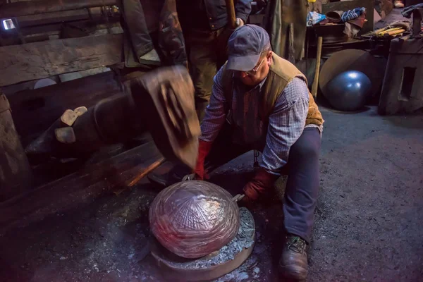 车间使用机械锤头的铁匠工人 — 图库照片