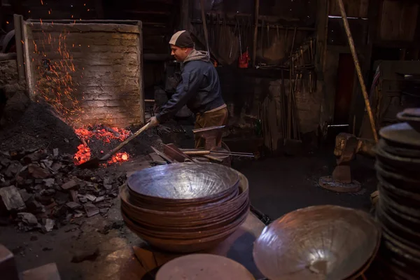 Jeune forgeron traditionnel travaillant à feu ouvert — Photo