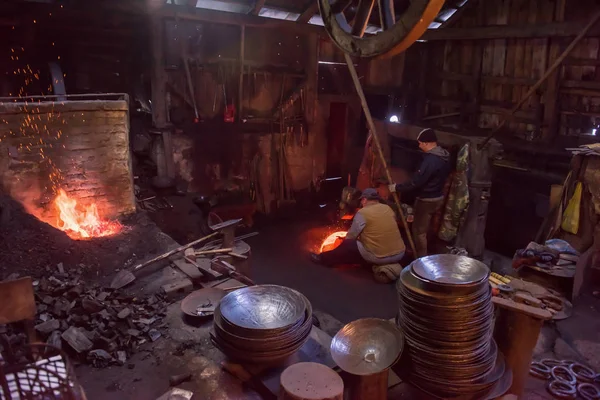 Blacksmith workers using mechanical hammer at workshop — Stock Photo, Image