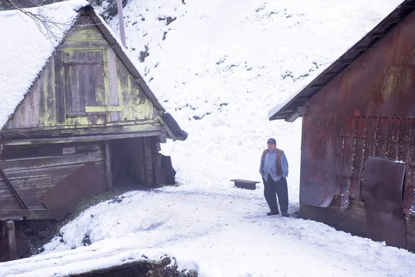 Maître-forgeron traditionnel devant un moulin à eau — Photo