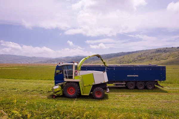 Combinare macchina di carico bunker del camion — Foto Stock