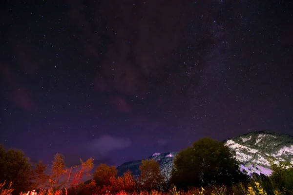 Nachtelijke hemel boven de berg — Stockfoto
