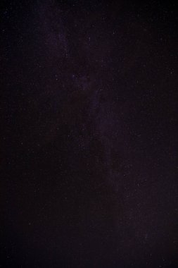 Samanyolu gece gökyüzü üzerinde