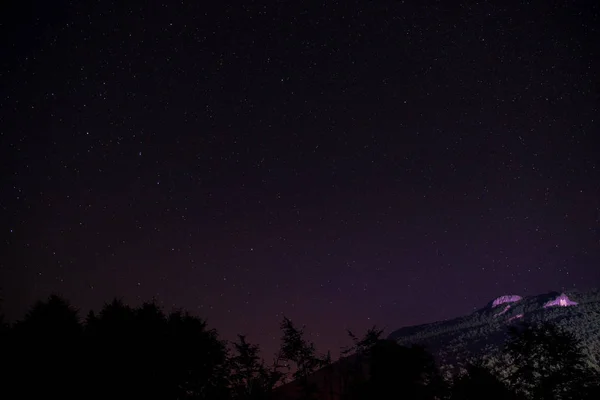 Cielo notturno sopra la montagna — Foto Stock