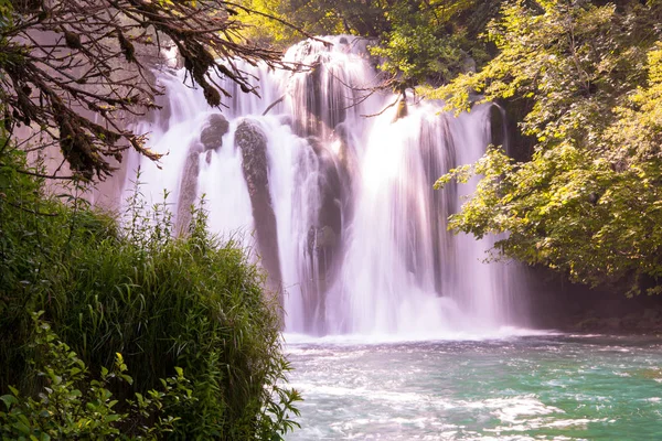 Schöner Wasserfall — Stockfoto