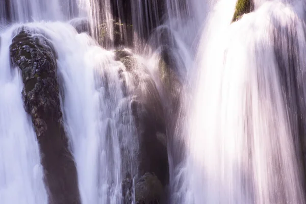 Schöner Wasserfall — Stockfoto