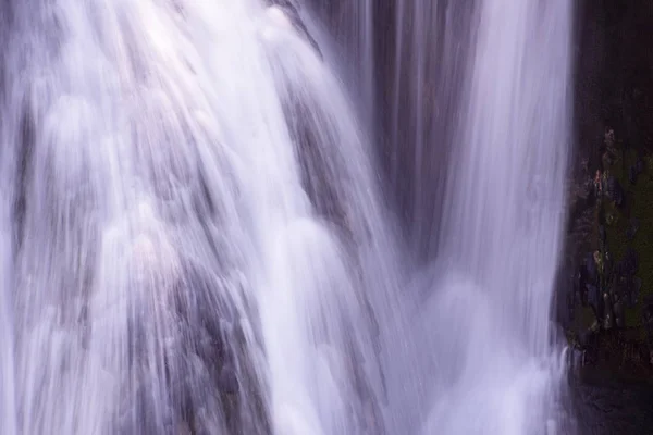 Schöner Wasserfall — Stockfoto