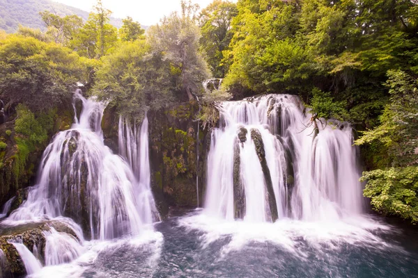 Schöner Wasserfall — Stockfoto