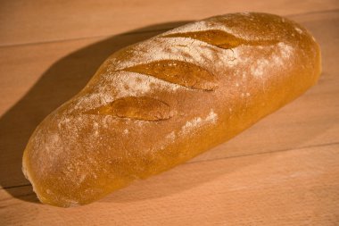 Tahta masada taze ekmek.