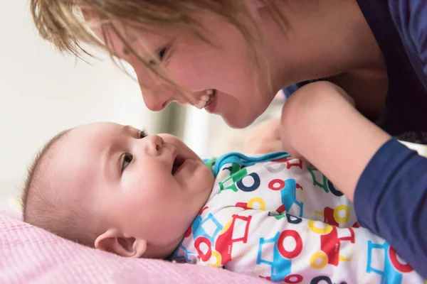 Jeune mère embrasser son mignon petit bébé — Photo