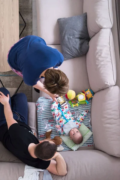 Top syn på lycklig mor och far ta bild av baby — Stockfoto