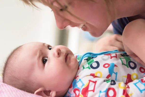 Jeune mère embrasser son mignon petit bébé — Photo