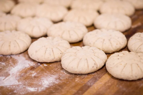 Bolas de pão de massa se preparando para ser assado — Fotografia de Stock