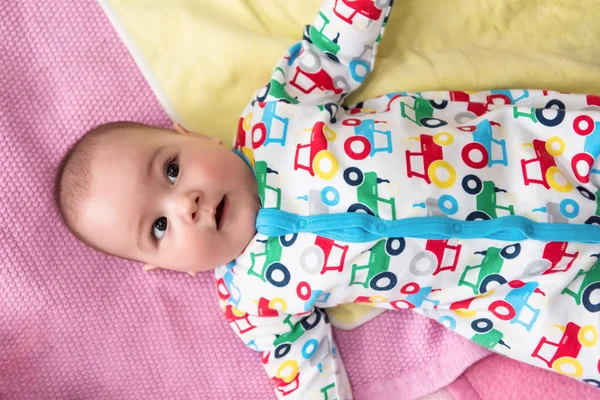 Vista dall'alto del neonato sdraiato su coperte colorate — Foto Stock