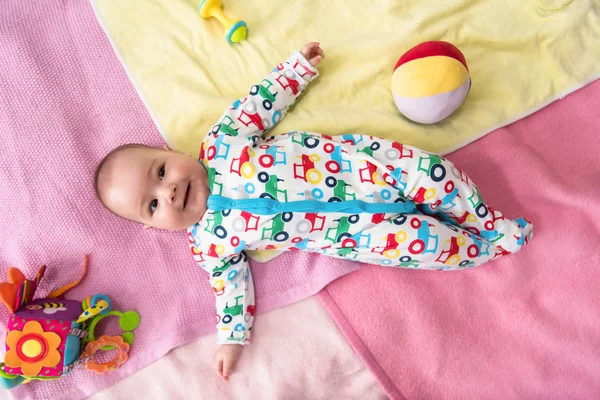 Vista dall'alto del neonato sdraiato su coperte colorate — Foto Stock