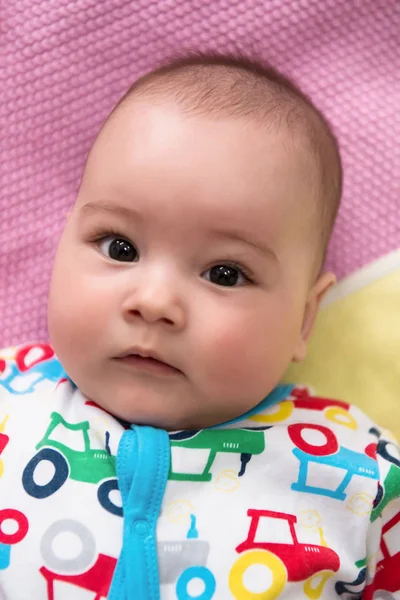 Vue de dessus du bébé garçon nouveau-né couché sur des couvertures colorées — Photo